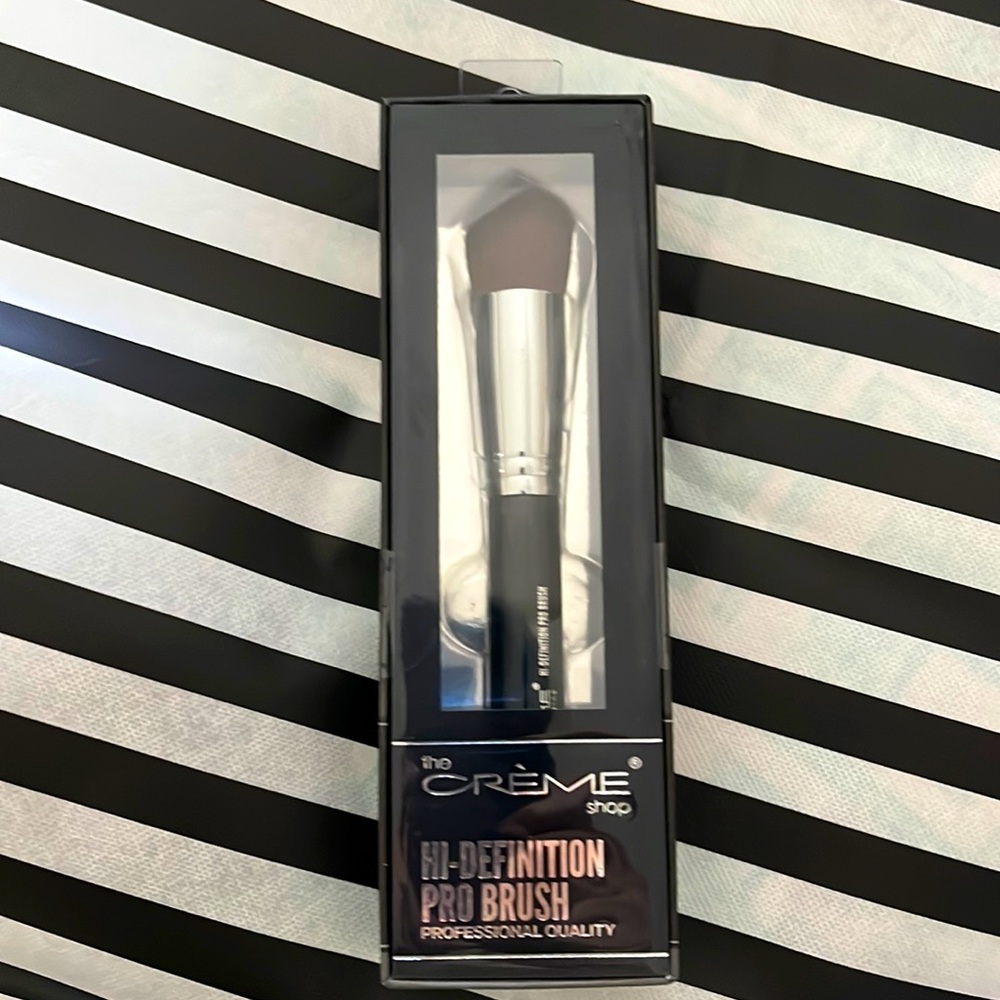 The creme shop make up brush new high definition pro brush. Professional quality